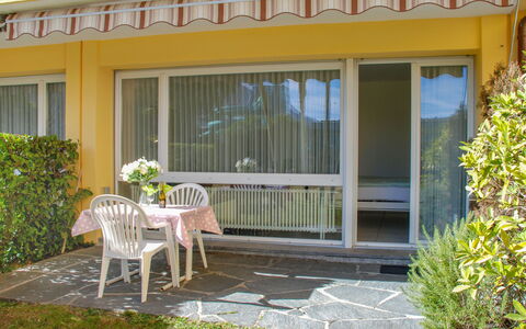 Locarno 410: Pianta, Finestra, Mobilia, Costruzione, Sedia, Shade, Portico, Giallo, Mobili Da Esterno, Legna