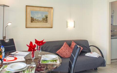 Locarno 410: Costruzione, Tavolo, Divano, Mobilia, Proprietà, Tavola, Cornice, Comfort, Soggiorno, Interior Design