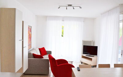Residenza Corallo 100.22: Camera, Mobilia, Interior Design, Proprietà, Rosso, Soffitto, Pavimento, Prodotto, Soggiorno, Costruzione