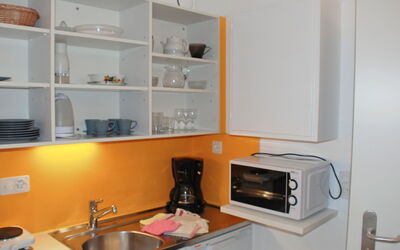 App. 5 100.5: Camera, Proprietà, Cucina, Forno A Microonde, Cabinetry, Mensola, Mobilia, Piccolo Apparecchio, Elettrodomestico, Controsoffitto
