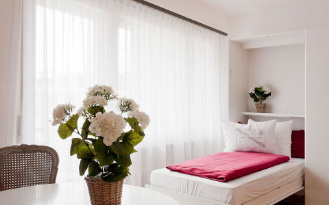 Ascona 200: Mobilia, Camera Da Letto, Camera, Bianca, Interior Design, Letto, Telaio Del Letto, Proprietà, Tenda, Rosa