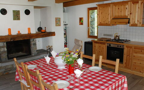 Rustico Dara Cotta: Camera, Mobilia, Proprietà, Sala Da Pranzo, Costruzione, Tavolo, Cucina, Casa, Pavimento, Interior Design