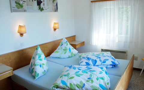 Christa: Camera Da Letto, Camera, Mobilia, Proprietà, Lenzuolo, Letto, Interior Design, Bedding, Materasso, Immobiliare