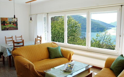 Christa: Soggiorno, Camera, Mobilia, Proprietà, Interior Design, Casa, Divano, Costruzione, Tavolo, Casa