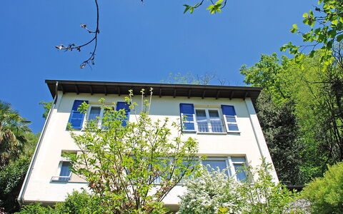 Christa: Casa, Proprietà, Blu, Albero, Casa, Immobiliare, Costruzione, Architettura, Cielo, Primavera