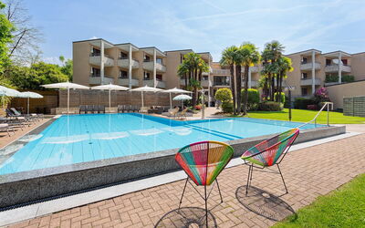 Breganzona 100: Costruzione, Pianta, Cielo, Acqua, Finestra, Nube, Albero, Shade, Piscina, Casa