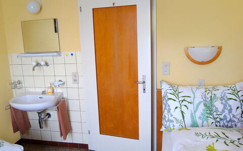 Carlo Cityview Lugano: Camera, Arancia, Bagno, Giallo, Proprietà, Porta, Bagno Accessorio, Interior Design, Pavimento, Parete