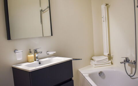 Aldesago 102: Specchio, Rubinetto, Lavandino Del Bagno, Lavello, Mobiletto Del Bagno, Idraulico Fixture, Proprietà, Bianca, Bagno