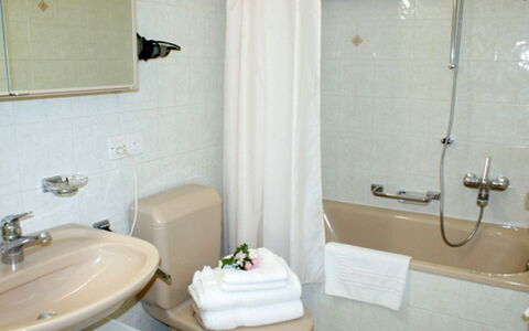 Castagnola 100: Bagno, Camera, Proprietà, Idraulico Fixture, Parete, Rubinetto, Lavandino Del Bagno, Gabinetto, Toilet Seat, Interior Design