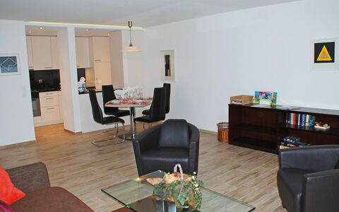Caslano 100: Camera, Soggiorno, Proprietà, Mobilia, Pavimento, Costruzione, Interior Design, Casa, Immobiliare, Tavolo