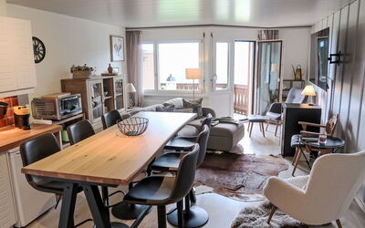 Casa Tavaun A22 200.136: Mobilia, Interior Design, Legna, Pavimentazione, Pavimento, Tavolo, Sedia, Soffitto, Camera, Soggiorno