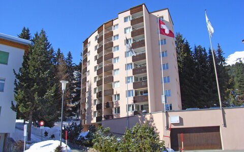 Davos 400: Cielo, Costruzione, Pianta, Giorno, Finestra, Albero, Urban Design, Condominio, Palazzone, Casa