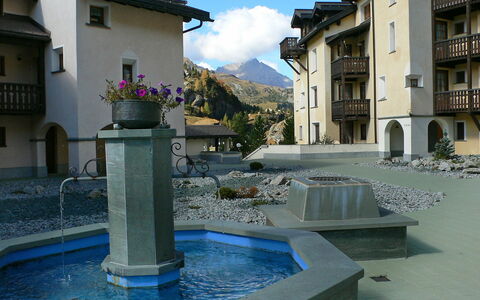 Utoring Plaz 030: Acqua, Cielo, Costruzione, Giorno, Proprietà, Finestra, Azzurro, Nube, Pianta, Fontana