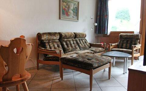 Utoring Plaz 030: Tavolo, Divano, Mobilia, Costruzione, Proprietà, Cornice, Comfort, Legna, Soggiorno, Sedia