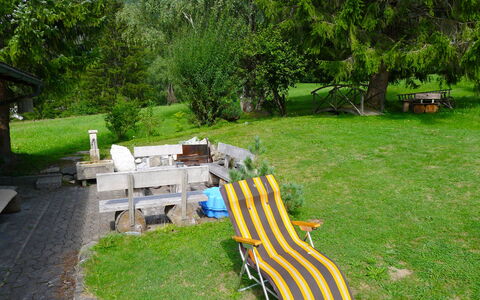 Surava 100: Pianta, Verde, Albero, Mobili Da Esterno, Panchina, Erba, Paesaggio Naturale, Tempo Libero, Groundcover, Arbusto