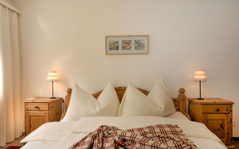 Chesa Flora 53: Mobilia, Proprietà, Comfort, Tessile, Legna, Illuminazione, Cornice, Lampada, Interior Design, Cabinetry