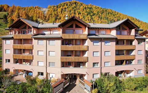 St. Moritz 116: Cielo, Costruzione, Giorno, Proprietà, Finestra, Pianta, Vegetazione, Urban Design, Albero, Condominio