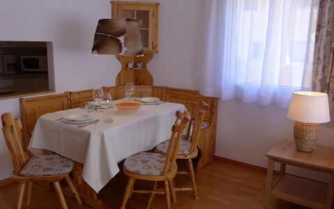 St. Moritz 116: Camera, Mobilia, Sala Da Pranzo, Tovaglia, Tavolo, Proprietà, Interior Design, Sedia, Pavimento, Latifoglie