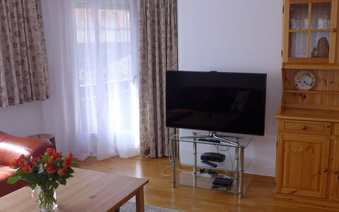 St. Moritz 116: Camera, Proprietà, Mobilia, Tenda, Soggiorno, Interior Design, Pavimento, Costruzione, Casa, Finestra Trattamento