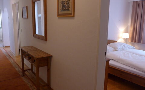 St. Moritz 116: Camera, Mobilia, Proprietà, Pavimento, Parete, Letto, Latifoglie, Costruzione, Pavimento In Legno, Interior Design