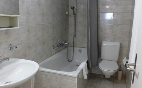 St. Moritz 116: Bagno, Proprietà, Idraulico Fixture, Camera, Gabinetto, Piastrella, Toilet Seat, Rubinetto, Parete, Architettura