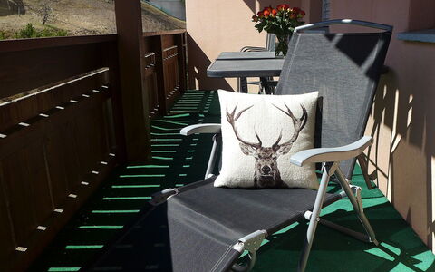 St. Moritz 116: Sedia, Mobilia, Camera, Casa, Architettura, Casa, Albero, Interior Design, Balcone, Tavolo