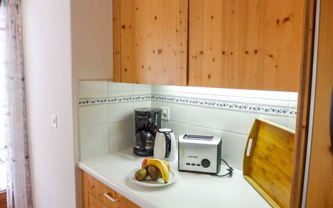 St. Moritz 456: Camera, Proprietà, Giallo, Mobilia, Cucina, Controsoffitto, Mensola, Cabinetry, Casa, Legna