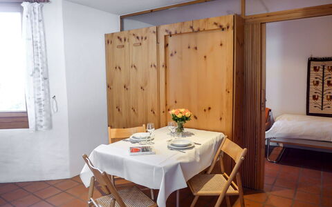 St. Moritz 456: Camera, Proprietà, Mobilia, Interior Design, Costruzione, Casa, Tavolo, Sala Da Pranzo, Pavimento, Immobiliare