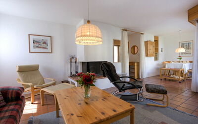 St. Moritz 456: Mobilia, Tavolo, Proprietà, Cornice, Divano, Sedia, Legna, Costruzione, Interior Design, Comfort