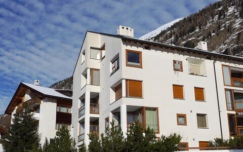 Pontresina 170: Nube, Cielo, Costruzione, Pianta, Finestra, Giorno, Urban Design, Casa, Neve