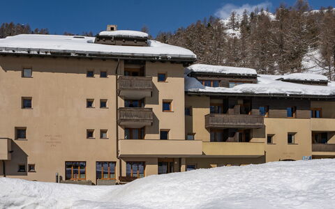 Chesa Munteratsch 311: Costruzione, Cielo, Proprietà, Neve, Finestra, Casa, Legna, Pendenza, Albero, Montagna