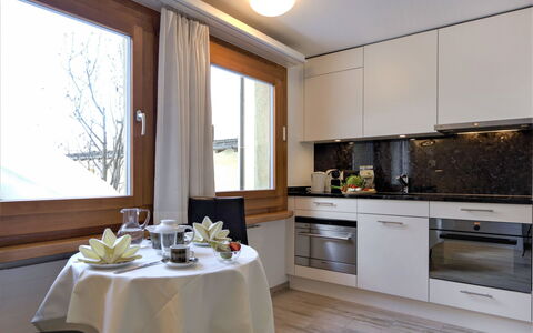 Chesa Munteratsch 311: Mobilia, Cabinetry, Proprietà, Controsoffitto, Tavolo, Finestra, Interior Design, Costruzione, Illuminazione, Legna