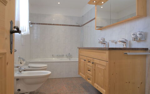 Silvaplana-Surlej 30: Rubinetto, Mobiletto Del Bagno, Idraulico Fixture, Cabinetry, Lavello, Proprietà, Costruzione, Lavandino Del Bagno, Bagno, Viola
