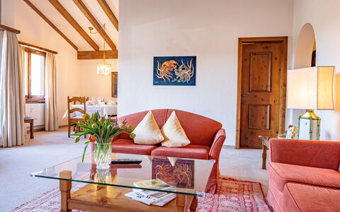 Chesa la Sajetta 12: Cornice, Proprietà, Mobilia, Tavolo, Divano, Comfort, Interior Design, Legna, Illuminazione, Pavimento