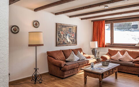 Chesa Linaria: Mobilia, Interior Design, Divano, Legna, Soffitto, Pavimentazione, Soggiorno, Camera, Pavimento, Appartamento