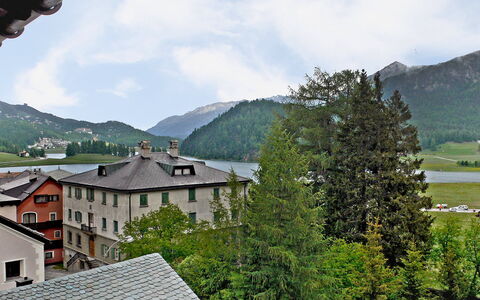 Silvaplana-Surlej 200: Nube, Cielo, Montagna, Costruzione, Natura, Verde, Pianta, Highland, Finestra, Vegetazione
