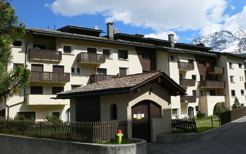 Silvaplana-Surlej 200: Nube, Pianta, Cielo, Costruzione, Proprietà, Finestra, Albero, Casa, Quartiere, Urban Design