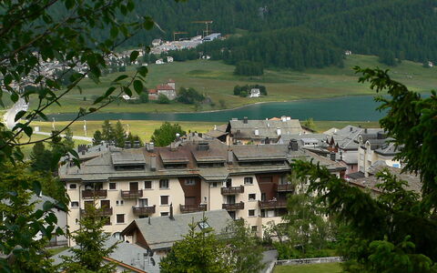Silvaplana-Surlej 200: Costruzione, Acqua, Finestra, Albero, Pianta, Casa, Vegetazione, Paesaggio Naturale, Biome, Urban Design
