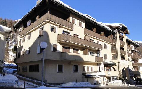 Silvaplana-Surlej 200: Cielo, Costruzione, Proprietà, Finestra, Neve, Casa, Quartiere, Pendenza, Albero, Facciata