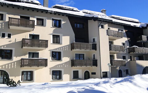 Silvaplana-Surlej 200: Costruzione, Neve, Proprietà, Finestra, Cielo, Blu, Casa, Urban Design, Quartiere, Congelamento