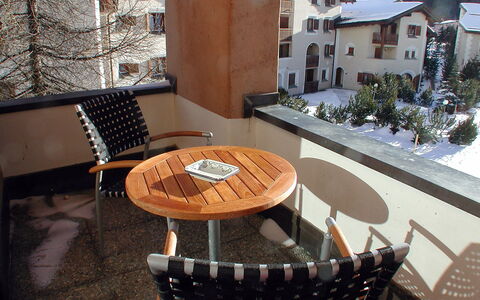 Chesa Prasüra 10: Proprietà, Tavolo, Architettura, Tetto, Camera, Casa, Immobiliare, Albero, Costruzione, Legna