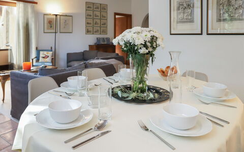Chesa Prasüra 10: Mobilia, Interior Design, Tavola, Tavolo, Sala Da Pranzo, Cucina & Sala Da Pranzo Tavolo, Sedia, Tessile, Camera, Illuminazione