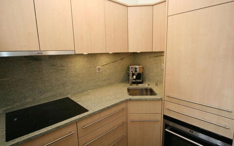 Chesa Alvetern 5: Controsoffitto, Proprietà, Cabinetry, Camera, Cucina, Mobilia, Piastrella, Lavello, Pavimento, Interior Design