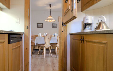 Chesa Chanella 5: Cabinetry, Proprietà, Controsoffitto, Costruzione, Cucina, Legna, Interior Design, Pavimento, Pavimentazione, Scaffalature