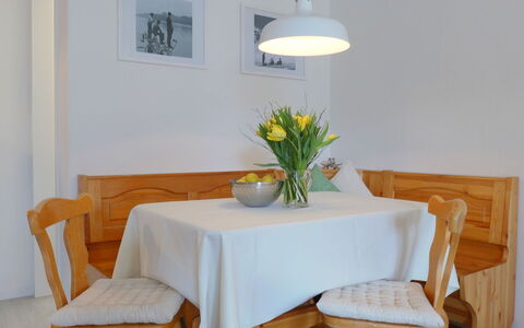 Chesa Bursella 21: Camera, Mobilia, Sala Da Pranzo, Proprietà, Giallo, Tavolo, Interior Design, Sedia, Pavimento, Casa