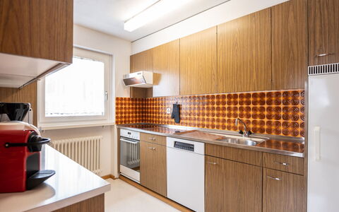 Chesa Clüs 6: Cabinetry, Controsoffitto, Proprietà, Costruzione, Mobilia, Cucina, Cucina Stufa, Lavello, Lavandino Della Cucina, Elettrodomestico Da Cucina