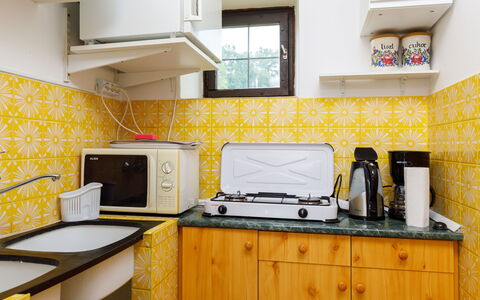 Romantica: Cabinetry, Controsoffitto, Cucina, Cucina Stufa, Rubinetto, Elettrodomestico, Costruzione, Elettrodomestico Da Cucina, Lavandino Della Cucina, Interior Design
