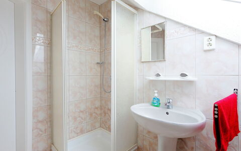 Gerania: Bagno, Proprietà, Camera, Piastrella, Interior Design, Parete, Casa, Architettura, Pavimento, Immobiliare