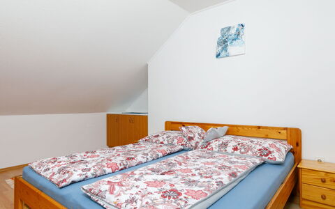 Gerania: Proprietà, Comfort, Azzurro, Telaio Del Letto, Costruzione, Rettangolo, Interior Design, Legna, Finestra, Letto
