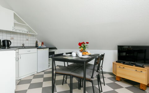 Gerania: Mobilia, Proprietà, Tavolo, Interior Design, Controsoffitto, Cabinetry, Fiore, Costruzione, Pavimentazione, Pavimento